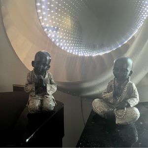 Praying monk figures (2)